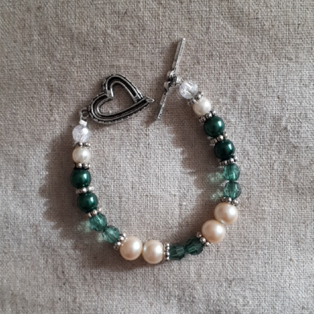 Elegant Green and Cream Beaded Bracelet